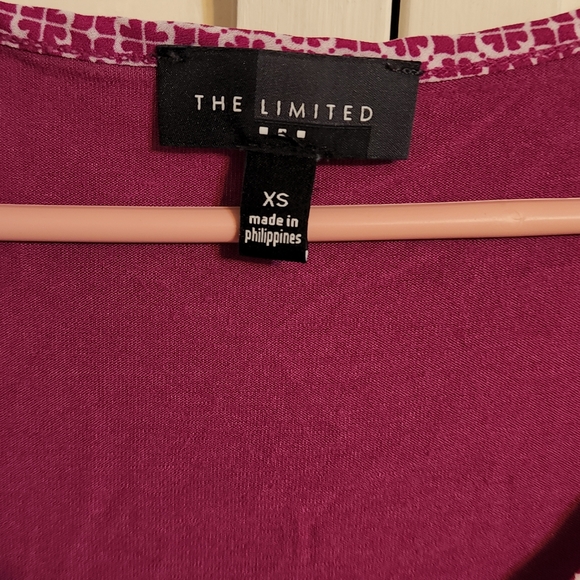 The limited sleeveless tops - Picture 3 of 7